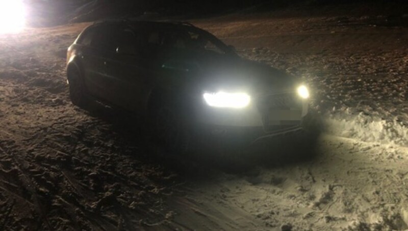 Der Wagen steckte auf der Piste fest. (Bild: FF Mühlbach/Hochkönig)