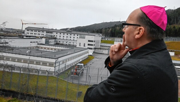 Nachdenklich lässt Bischof Hermann Glettler seinen traditionellen Besuch bei den Inhaftierten in der Justizanstalt Innsbruck Revue passieren. (Bild: zeitungsfoto.at)