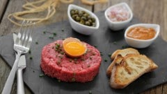 Beef Tartar gehört wie BRatwürstel für viele zu den Feiertagen (Bild: ©Jérôme Rommé - stock.adobe.com)