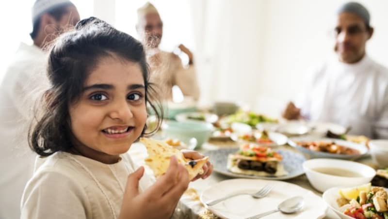 Strenggläubige Muslime müssen sich an Regeln halten, was das Essen betrifft. (Bild: Rawpixel.com/stock.adobe.com)