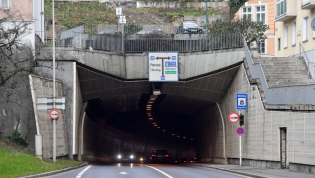 Die Feinstaubbelastung in Linz ist schon lange Geschichte. Probleme bereiten noch immer die Stickoxidwerte beim Römerberg-Tunnel. (Bild: Harald Dostal)