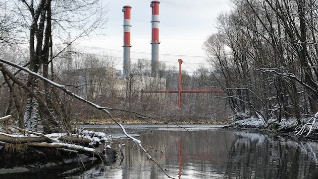 Niedrigwasser: die Mur bei Mellach und dahinter das Gas-Kraftwerk. (Bild: Verbund)