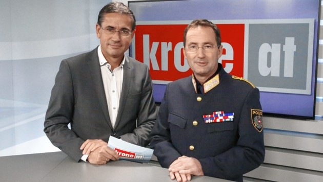 Moderator Gerhard Koller begrüßte Wiens Landespolizeipräsident Gerhard Pürstl im krone.tv-Studio. (Bild: Jöchl Martin)
