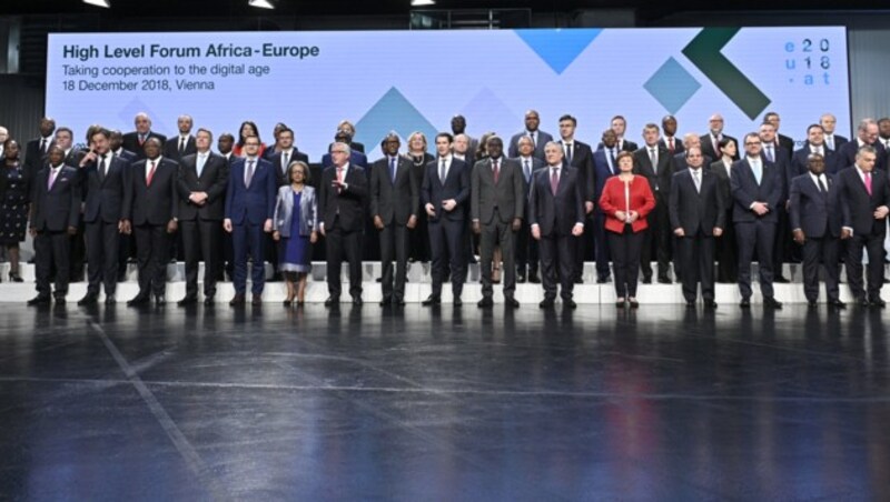 Familienfoto im Rahmen des EU-Afrika-Forums „Taking cooperation to the digital age“ (Bild: APA/HANS PUNZ)