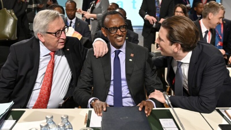 EU-Präsident Jean-Claude Juncker, Paul Kagame, Präsident von Ruanda, und Bundeskanzler Sebastian Kurz im Rahmen des EU-Afrika-Forums (Bild: APA/HANS PUNZ)