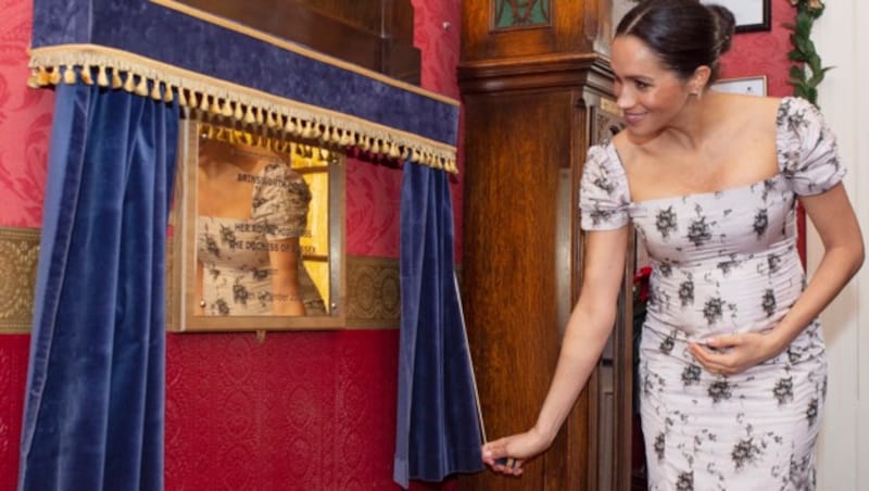Herzogin Meghan enthüllt eine Tafel, die an ihren Besuch erinnern soll. (Bild: APA/AFP)