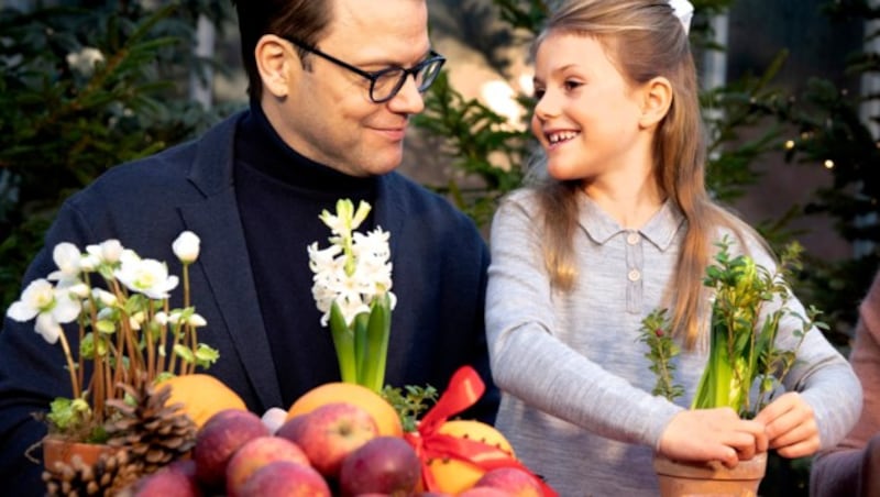 Prinzessin Estelle pflanzt Amaryllis mit Papa Daniel (Bild: Photo: Tiina Björkbacka, Kungl. Hovstaterna / Tiina Björkbacka Royal Court of Sweden. Images must not be sold on to or distrib)