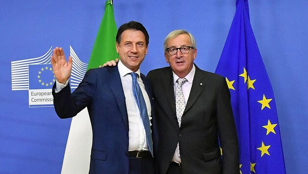 Die Differenzen bezüglich des Schuldenbudgets zwischen Brüssel und Rom sind ausgeräumt: Italiens Premier Giuseppe Conte und EU-Kommissionspräsident Jean-Claude Juncker (Bild: APA/AFP/Emmanuel DUNAND)