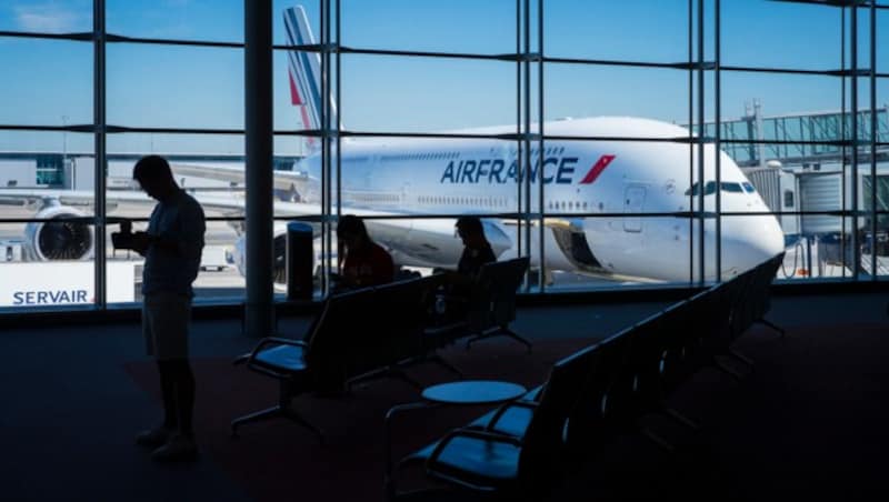 Auch am Flughafen Charles de Gaulle in Paris sollen mehrere Personen Ausspähversuche unternommen haben. (Bild: APA/AFP/JOEL SAGET)