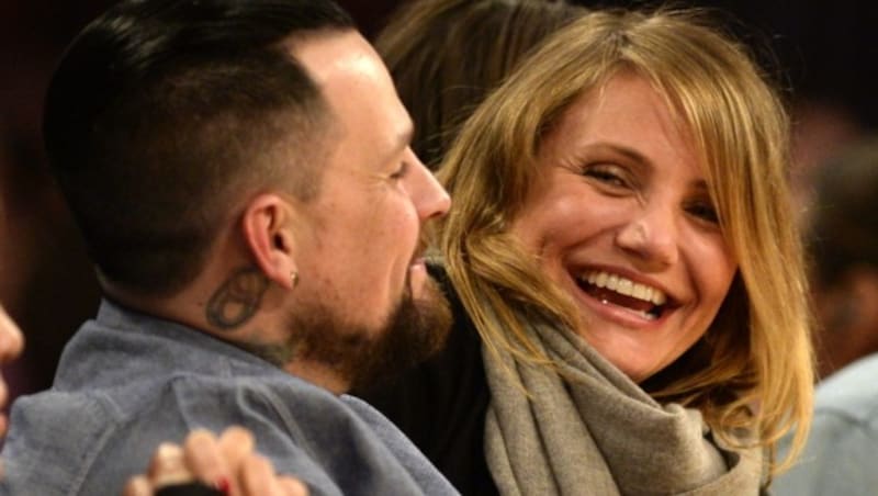 Cameron Diaz lacht mit Ehemann Benji Madden. (Bild: MICHAEL NELSON / EPA / picturedesk.com)