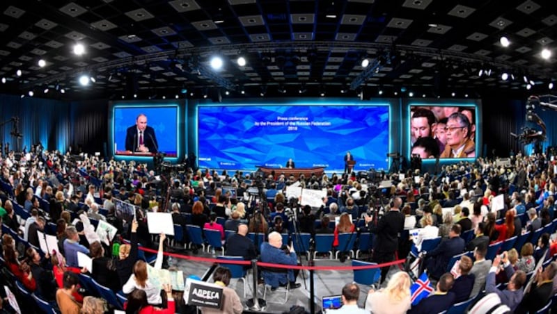 Nach Angaben des Kreml befanden sich diesmal nicht weniger 1700 Journalisten im Saal des Internationalen Handelszentrums in Moskau. (Bild: AFP)