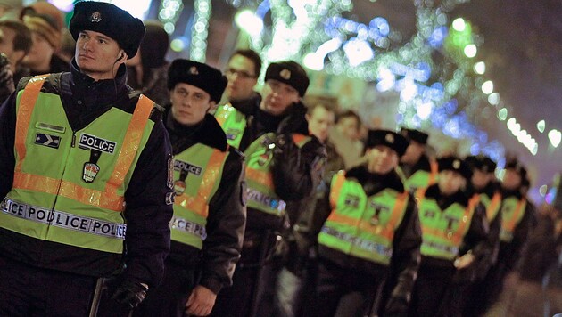 Besonders viele Überstunden sammeln die ungarischen Polizisten, wenn Demonstrationszüge zu begleiten sind. Derzeit dürfte die Zahl der Überstunden also eher zu- als abnehmen. (Bild: AFP)