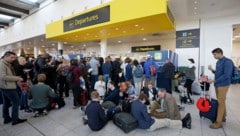 Chaos am Flughafen London-Gatwick (Bild: Associated Press)