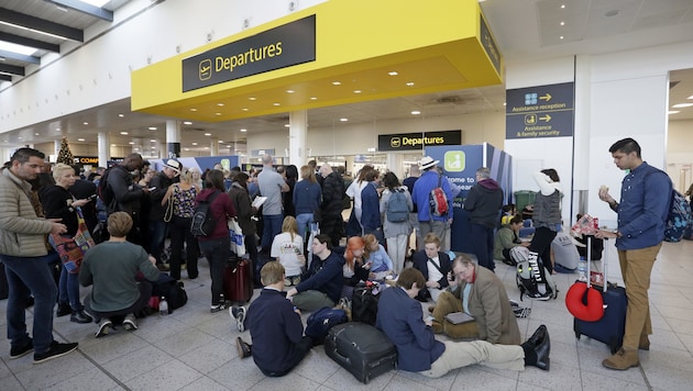 Chaos am Flughafen London-Gatwick (Bild: Associated Press)