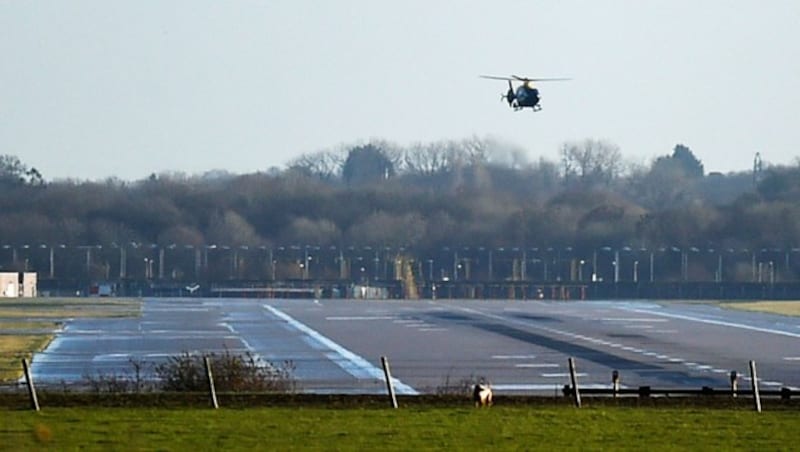 Die britische Polizei setzte bei der Suche nach den Drohnenpiloten auch Hubschrauber ein. (Bild: Associated Press)