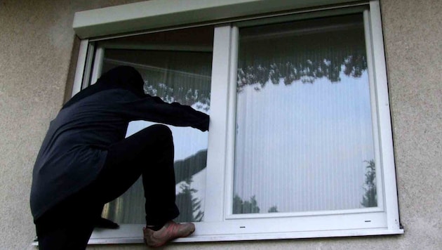 Die Einbrecher waren durch ein Fenster eingestiegen (Bild: ZVG)