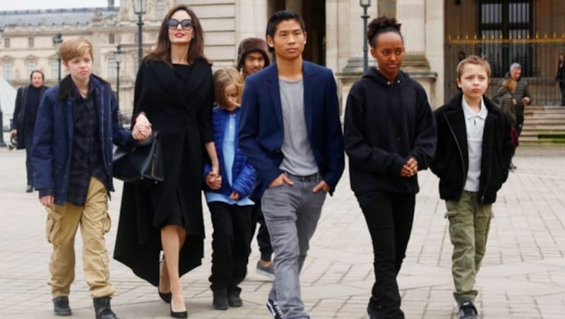 Angelina Jolie mit ihren Kindern Maddox Jolie-Pitt, Shiloh Jolie-Pitt, Vivienne Marcheline Jolie-Pitt, Knox Leon Jolie-Pitt, Zahara Jolie-Pitt und Pax Jolie-Pitt auf dem Weg in den Louvre in Paris (Bild: www.PPS.at)