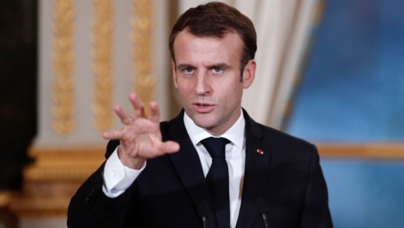 Präsident Emmanuel Macron hat den „Gelbwesten“ teure Zugeständnisse gemacht. Nun muss er schauen, woher er das Geld dafür bekommt. (Bild: APA/AFP/POOL/BENOIT TESSIER)