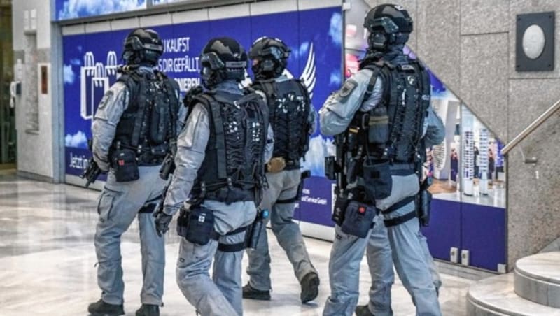 Polizei-Sondereinsatzkräfte am Stuttgarter Flughafen (Bild: EPA)