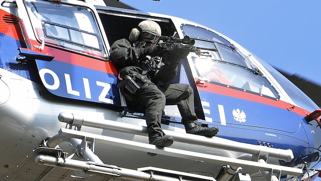 Polizeihubschrauber und Cobra fahndeten (Symbolfoto). (Bild: APA/Robert Jäger)