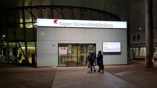 Der Eingang zum Med Campus IV des Kepler Universitätsklinikums in Linz: Das ist die ehemalige Landesfrauen- und -kinderklinik. (Bild: Werner Pöchinger)