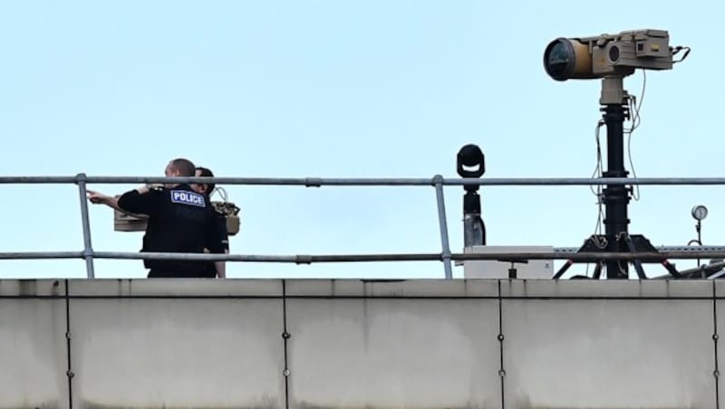 Polizisten halten nach Drohnen Ausschau. (Bild: AFP )