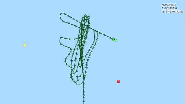 Die Daten vom Automatischen Identifizierungssystems (AIS) des Frachters zeigen, dass das Schiff am Freitag Kreise vor der Küste zog. (Bild: Screenshot marinetraffic.com)