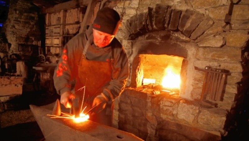 Schmiedemeister Herbert Schaflechner vom Burgbau stellt seine Arbeit vor. (Bild: Rojsek-Wiedergut Uta)