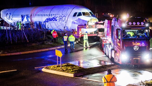 Der Rumpf eines Airbus A320, der per Schwertransport am Boden unterwegs war, blieb in einem Kreisverkehr stecken. (Bild: APA/dpa/Christoph Schmidt)