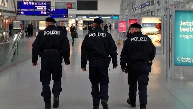 Polizisten auf Streife am Linzer Bahnhof (Bild: Robert Loy (Symbolbild))