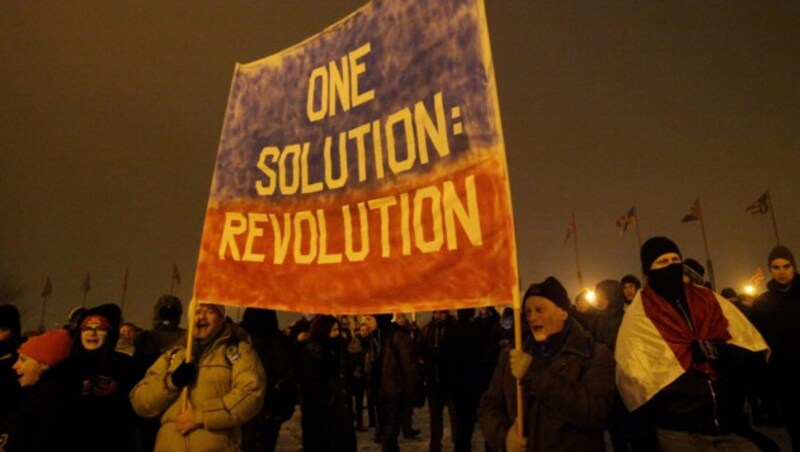 „Eine Lösung: Revolution“, steht auf diesem Banner der Demonstranten. (Bild: AFP)