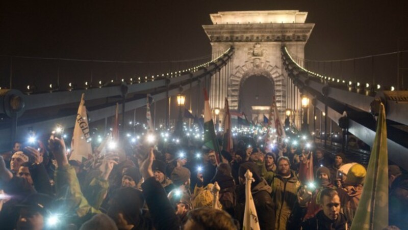 Demonstranten halten beim Protestmarsch ihre Handys hoch. (Bild: Copyright 2018 The Associated Press. All rights reserved.)