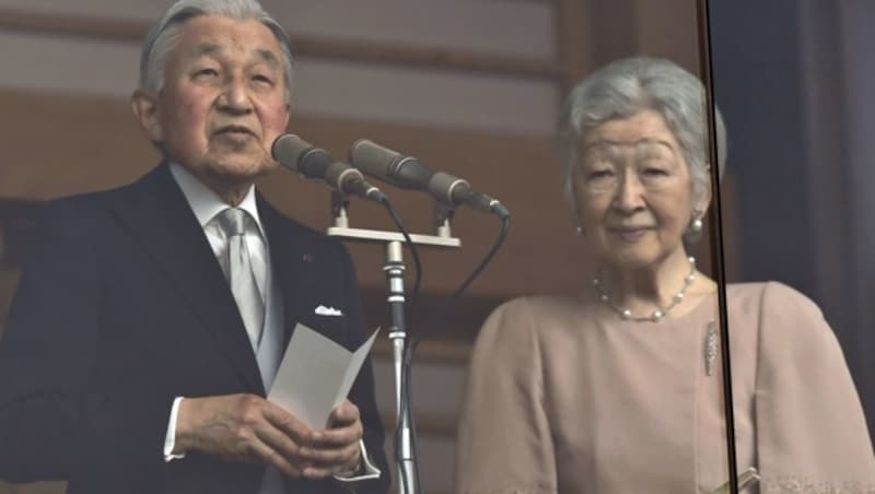 ... und 73 Jahre später bei seinem Abschied aus der Öffentlichkeit an der Seite von Kaiserin Michiko (Bild: APA/AFP/TOSHIFUMI KITAMURA)