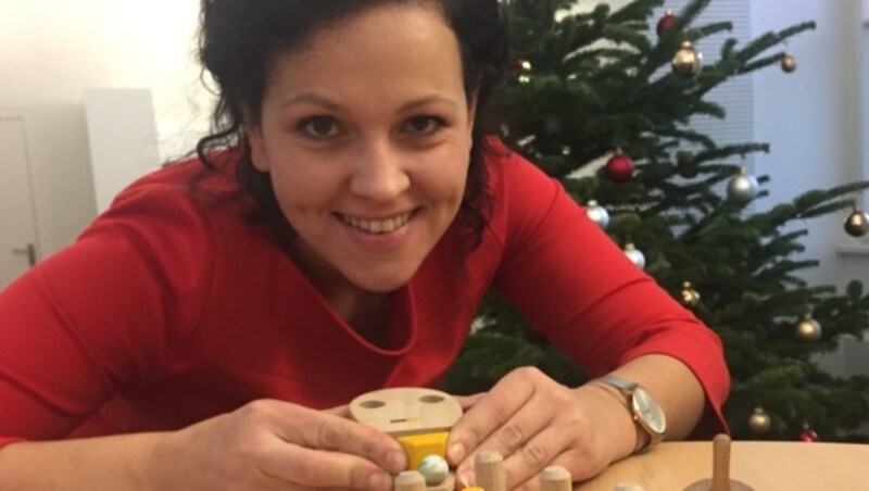 Helena Kirchmayr, Klubobfrau der ÖVP, setzt ein Zeichen für Spielzeug aus Holz statt Plastik. (Bild: ÖVP-Landtagsklub)
