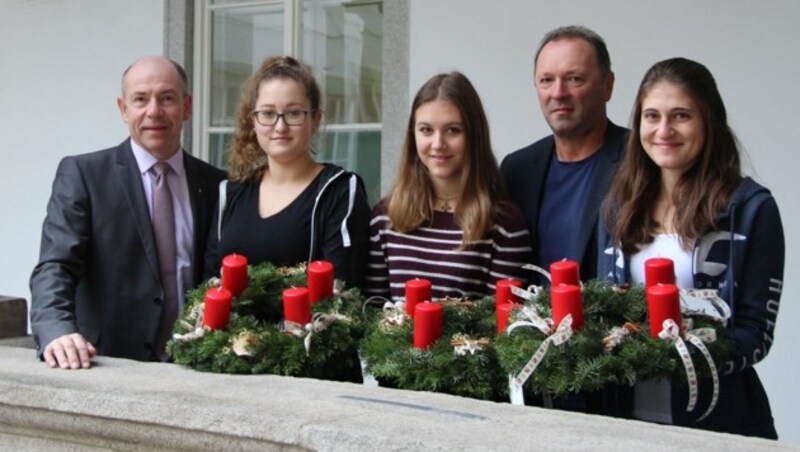 Landesrat Max Hiegelsberger (ÖVP, links) mit Schülerinnen des dritten Jahrgangs der Gartenbaufachschule Ritzlhof und Direktor Franz Zobl. (Bild: Land OÖ)