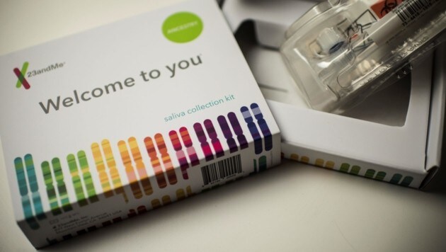 DNA-Tests bestehen aus einem kleinen Röhrchen, das mit Spucke gefüllt werden muss, und einem Umschlag für den Weg ins Labor. (Bild: AFP)