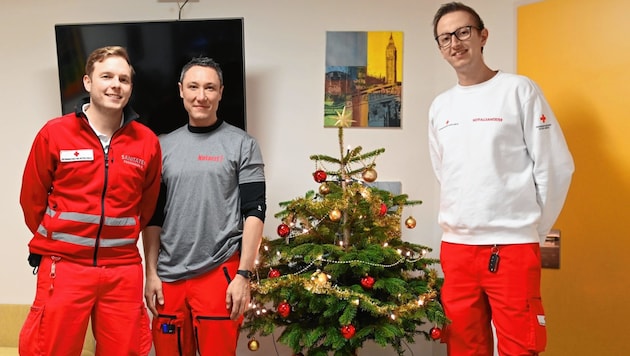 Roman Prodinger, Hannes Reinstadler und Rene Pak (v.li.) im Weihnachtsdienst. (Bild: LIEBL DANIEL)
