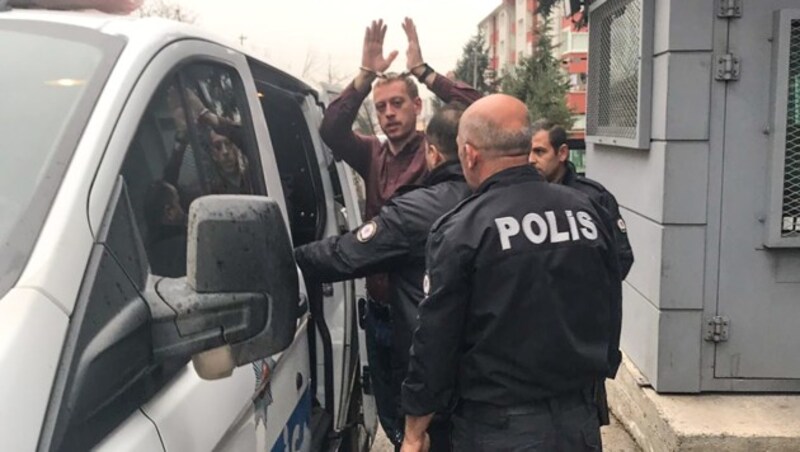 In Handschellen wurde Zirngast noch am Christtag in ein Spital zu einer medizinischen Untersuchung geführt. (Bild: AFP)