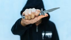 Immer mehr junge Menschen tragen ein Messer bei sich. (Bild: stock.adobe.com)