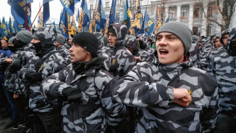Ukrainische Nationalisten demonstrieren vor dem Präsidentenpalast in Kiew für ein Ende diplomatischer Beziehungen mit Russland. (Bild: EPA)