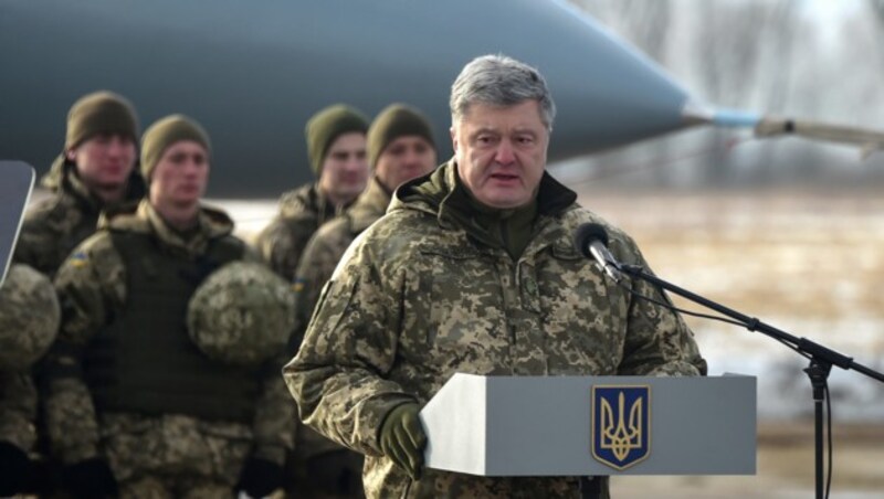 Der ukrainische Präsident Petro Poroschenko hat nach dem jüngsten militärischen Zwischenfall im Schwarzen Meer das Kriegsrecht in allen an Russland angrenzenden Regionen ausgerufen. Dieses ist am 26. Dezember ausgelaufen. (Bild: AFP or licensors)