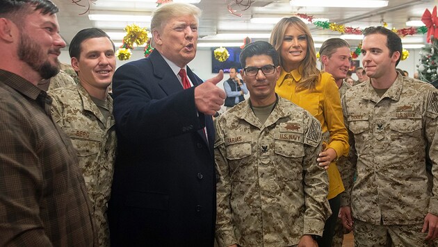 Für US-Präsident Donald Trump war es der erste Besuch bei Kampftruppen im Ausland. (Bild: APA/AFP/SAUL LOEB)