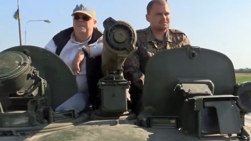 Wehrschütz für seine ORF-Doku „Mein Donezk“ mit Panzer in der Ostukraine unterwegs (Bild: tvthek.orf.at)