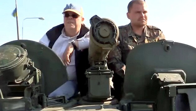 Christian Wehrschütz für seine ORF-Doku „Mein Donezk“ auf einem Panzer in der Ostukraine (Bild: tvthek.orf.at)