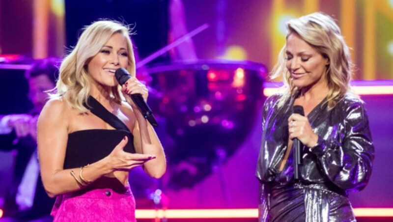 Helene Fischer mit Michelle auf der Bühne (Bild: Rolf Vennenbernd / dpa / picturedesk.com)