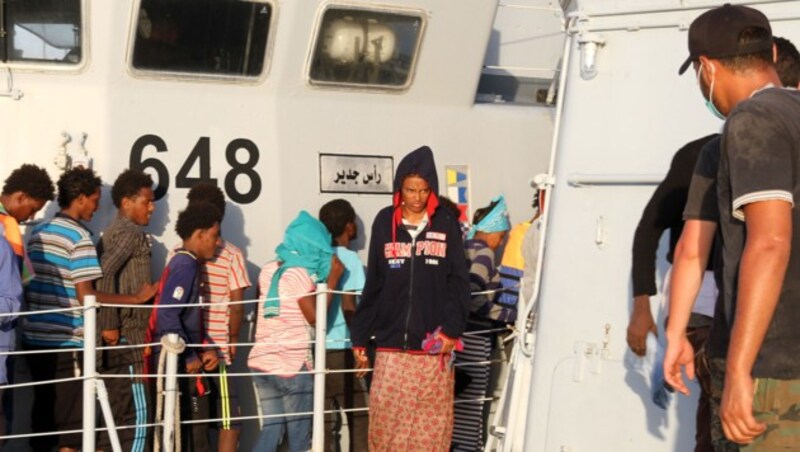 Ein Ende der Kämpfe zwischen rivalisierenden Stämmen könnte auch die Zahl der über Libyen ankommenden Migranten in Europa verringern. (Bild: APA/AFP/STRINGER)