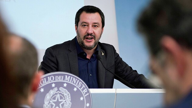 Laut Innenminister Matteo Salvini stand der mit 20 Schüssen hingerichtete Bruder eines Mafia-Kronzeugen nicht unter Polizeischutz. (Bild: AP)