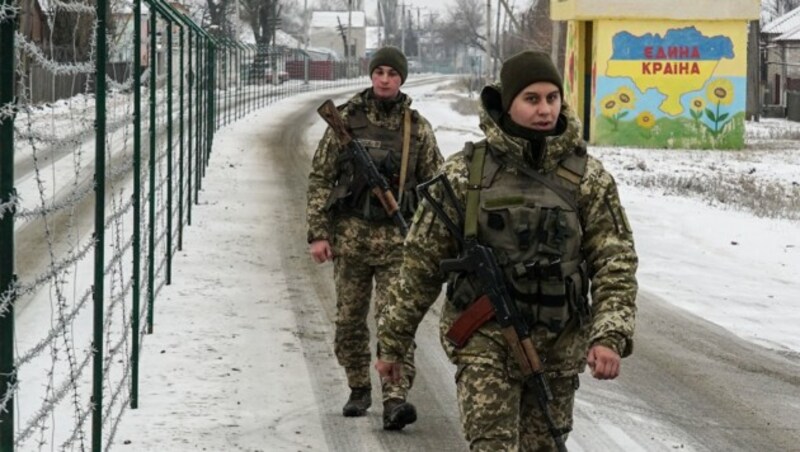 Ukrainische Soldaten nahe der russischen Grenze in Milowe (Bild: AP)