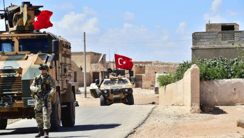 Eine türkische Patrouille in der Nähe von Manbidsch (Bild: APA/AFP/TURKISH ARMED FORCES/Handout)