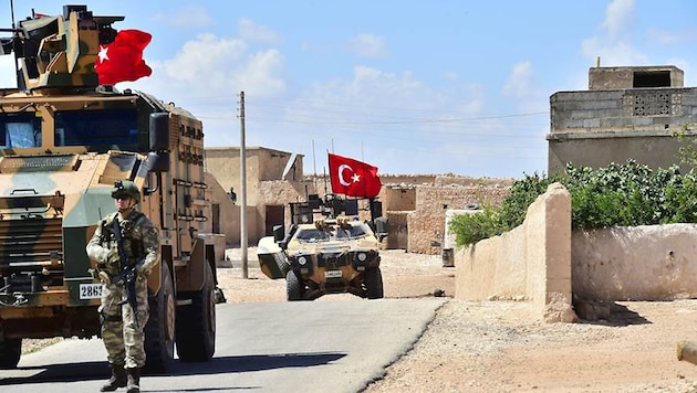 Eine türkische Patrouille in der Nähe von Manbidsch (Bild: APA/AFP/TURKISH ARMED FORCES/Handout)